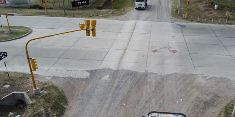 Se encuentran en funcionamiento dos nuevos semáforos