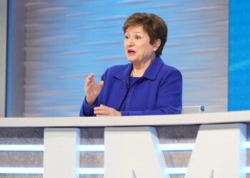 Tras su «larga charla» con Fernández, Georgieva se comprometió a eliminar los sobrecargos
