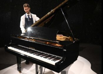 El piano de Freddie Mercury fue subastado por 2 millones de dólares