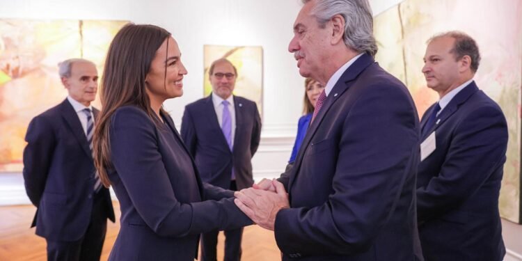 Fernández se reunió con la congresista que desató el escándalo de la Corte y los «buitres»