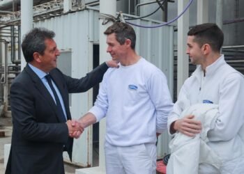 En Pilar, Massa suspendió retenciones al sector lácteo por 90 días a cambio de mantener los precios