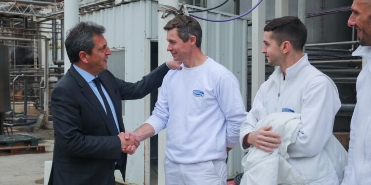 En Pilar, Massa suspendió retenciones al sector lácteo por 90 días a cambio de mantener los precios