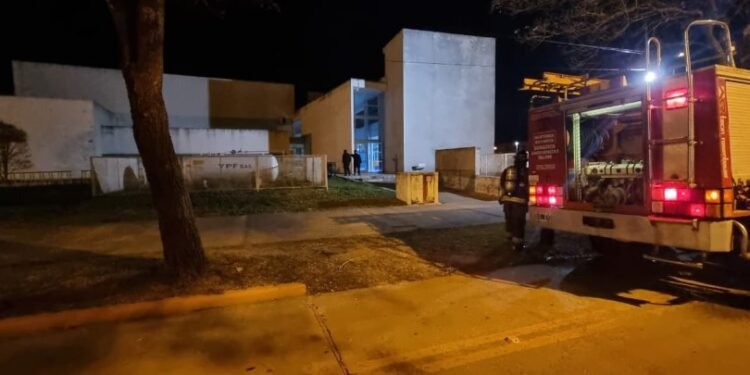 Bomberos Voluntarios controlan un conato de incendio en el Instituto del Profesorado