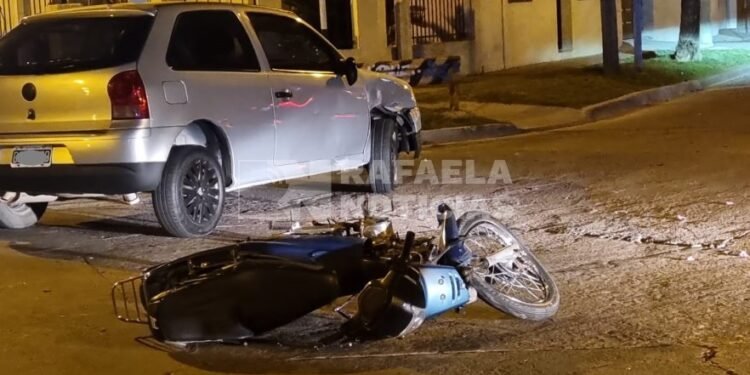 Fuerte accidente en calle Tucumán: un motociclista resultó gravemente herido