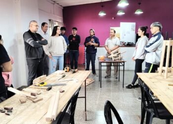 Calvo visitó un taller de carpintería que funciona en Bella Italia
