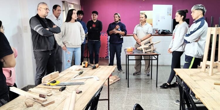 Calvo visitó un taller de carpintería que funciona en Bella Italia