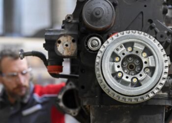 Unos 7.000 trabajadores automotrices de Estados Unidos se suman a la huelga