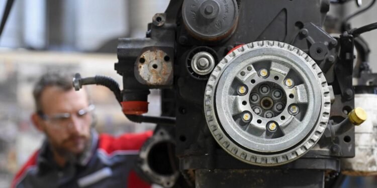 Unos 7.000 trabajadores automotrices de Estados Unidos se suman a la huelga