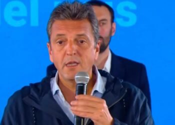 Massa anunció un refuerzo alimentario de $45.000 para jubilados