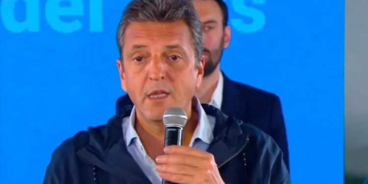 Massa anunció un refuerzo alimentario de $45.000 para jubilados