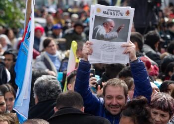 La Iglesia rechazó los «insultos irreproducibles» y «falsedades» sobre el Papa