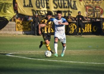 Atlético no pudo con Mitre y sumó su tercera derrota seguida