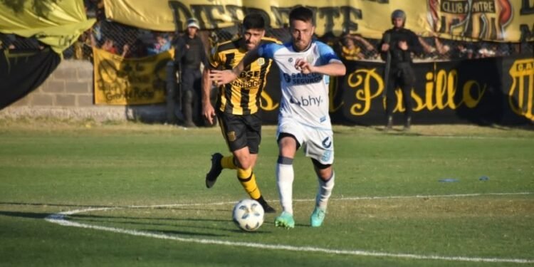 Atlético no pudo con Mitre y sumó su tercera derrota seguida