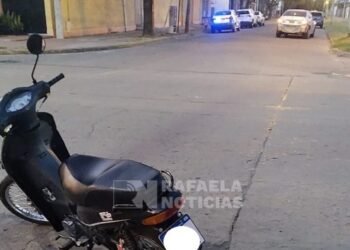 Un automóvil y una motocicleta protagonizaron un accidente en Avda. Brasil