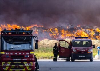 En Osijek Impactante incendio en una fábrica de plásticos de Croacia