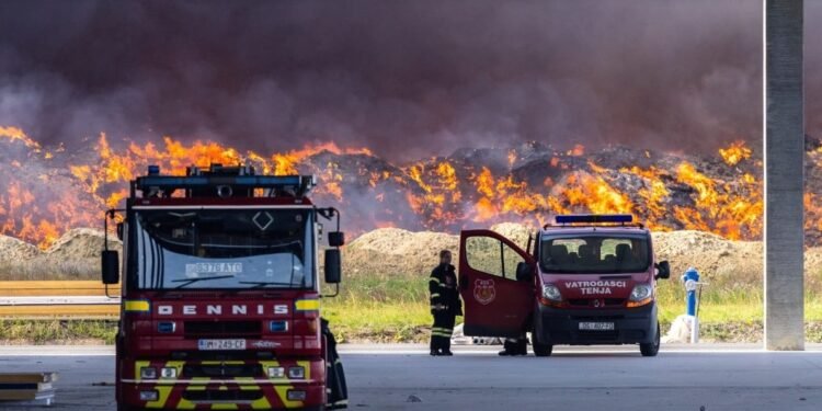 En Osijek Impactante incendio en una fábrica de plásticos de Croacia