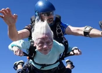 Récord Guinness Una mujer de 104 años saltó en paracaídas en Estados Unidos