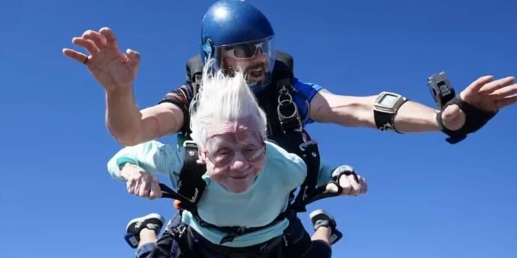 Récord Guinness Una mujer de 104 años saltó en paracaídas en Estados Unidos