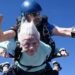 Récord Guinness Una mujer de 104 años saltó en paracaídas en Estados Unidos
