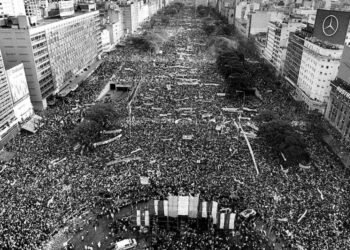 26 de octubre de 1983 40 años del histórico cierre de campaña de Alfonsín con la Av. 9 de Julio repleta