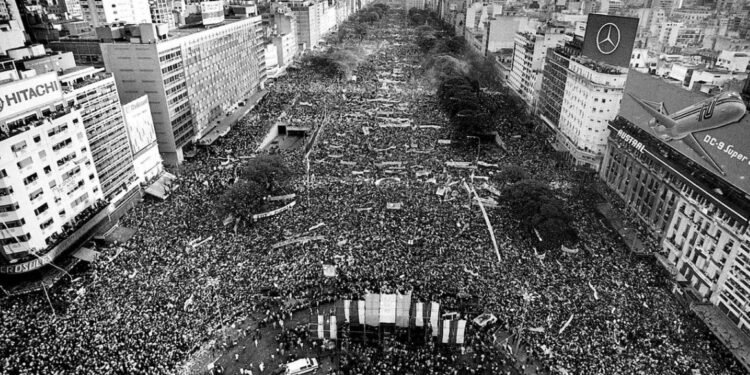 26 de octubre de 1983 40 años del histórico cierre de campaña de Alfonsín con la Av. 9 de Julio repleta