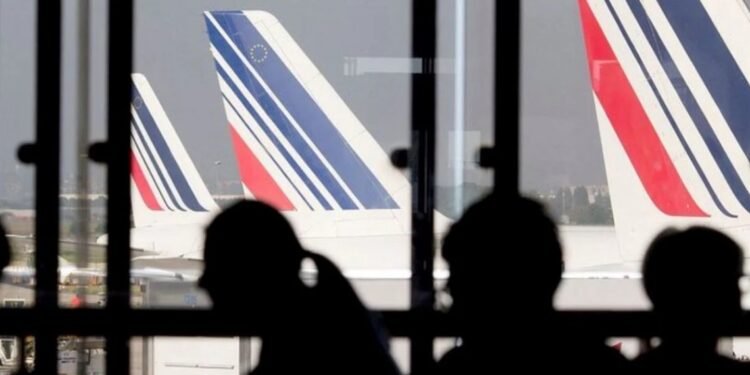 En estado de alerta Seis aeropuertos debieron ser evacuados en Francia por «amenazas de atentado»