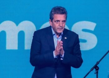 La síntesis del día El ministro analiza medidas para revertir el negativo impacto de su triunfo en los bonos