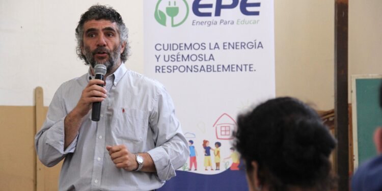 “Energía para Educar”: La EPE visitó escuelas en Santa Rosa de Calchines y Estación María Juana