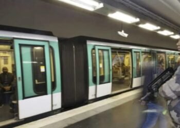 Quedó en estado crítico Incidente en el metro de París: una mujer fue baleada por la policía