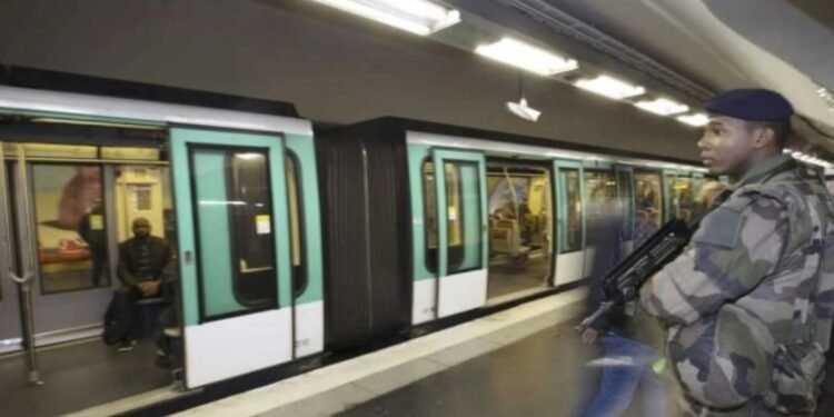 Quedó en estado crítico Incidente en el metro de París: una mujer fue baleada por la policía