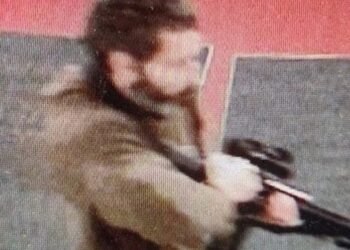 En Maine Buscan al peligroso tirador que mató a una veintena de personas en Estados Unidos