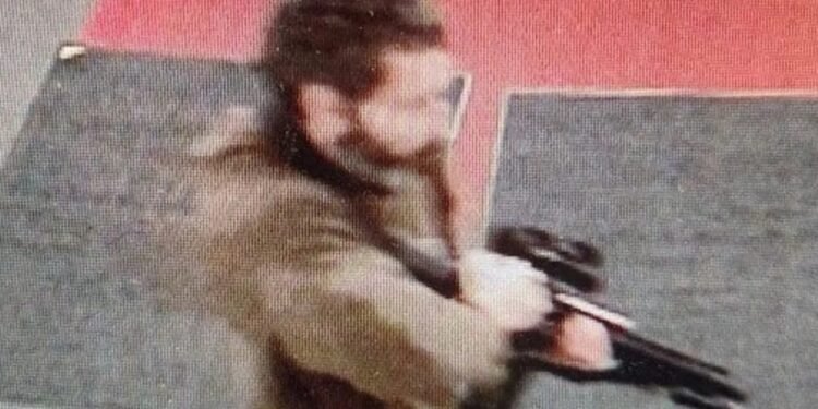 En Maine Buscan al peligroso tirador que mató a una veintena de personas en Estados Unidos