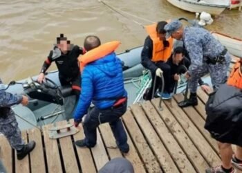 Faro de Isla Farallón Uruguay: la Armada rescató a 12 argentinos varados en un velero