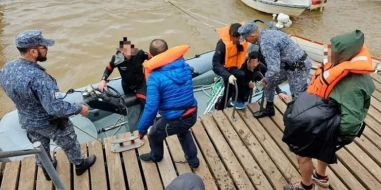 Faro de Isla Farallón Uruguay: la Armada rescató a 12 argentinos varados en un velero