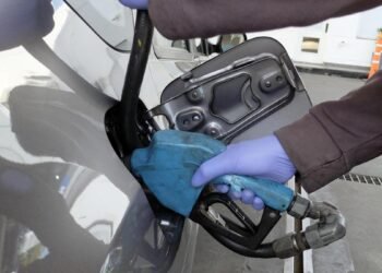 Massa dijo que crece el abastecimiento de combustible y advirtió por stock y especulación