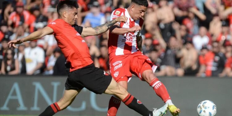 Colón y Unión igualaron en un clásico con la mirada en punta y el descenso