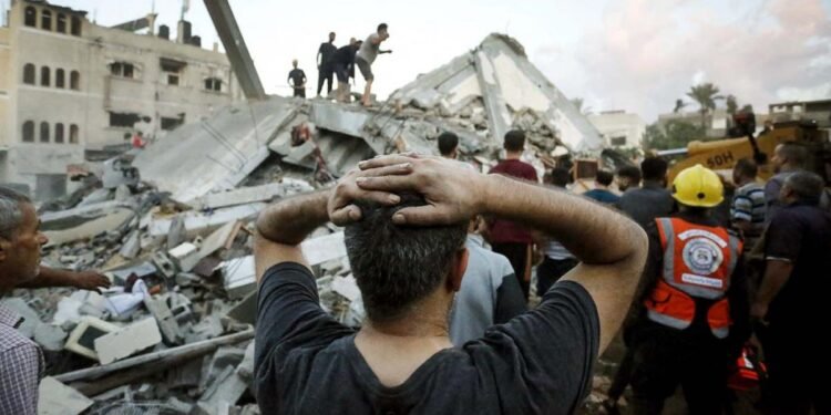 Se retrasa la orden de Israel para entrar en Gaza, donde sigue el éxodo de palestinos