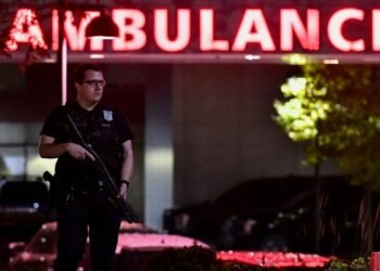 Buscan en EEUU a tirador que mató a 22 personas en una ciudad del estado de Maine