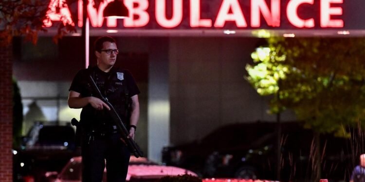 Buscan en EEUU a tirador que mató a 22 personas en una ciudad del estado de Maine