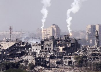 El ministro de Economía, Sergio Massa, dijo este lunes que se observa un crecimiento en el abastecimiento de combustibles en las estaciones de servicio, por lo que en las próximas horas se debería normalizar, y volvió a advertir a petroleras por situaciones de «especulación» y «stockeo» de las últimas semanas en medio del clima electoral.  «El abastecimiento es evidente que ha crecido. Ayer desde la tarde empezó a aparecer mágicamente el combustible que no estaba y las petroleras saben que tiene hasta mañana a las 12 de la noche para resolverlo», reafirmó Massa en declaraciones a la prensa, a su ingreso al Ministerio de Economía.  Al ser consultado acerca de si en las próximas horas se estaría normalizando la situación, el ministro expresó: «Estimo que sí, porque productoras, destilerías y las cámaras de estaciones de servicio están trabajando todas juntas en un programa de abastecimiento».  En ese sentido, fuentes de la empresa YPF señalaron esta tarde que la situación de abastecimiento de combustibles «tiende a normalizarse» en su red de más de 1.500 estaciones de servicio de todo el país, lo que la convierte en la principal operadora del mercado minorista de combustibles.  Las mismas fuentes informaron que la compañía viene «aumentando sus niveles de despacho desde sus terminales» y como consecuencia de eso «la semana pasada fue récord» respecto a una semana de demanda normal, con un crecimiento estimado del 34% en naftas y 28% en gasoil.  Así, se destacó que «a pesar de las paradas programas de unidades en sus refinerías», en particular en la más grande del país que es la que YPF posee en el partido bonaerense de Ensenada, «el procesamiento en los tres complejos creció un 5% respecto al año pasado».  En horas del mediodía, en una entrevista con La Nación+, Massa señaló que el origen del desabastecimiento se rastrea en «la retención de stocks de las petroleras» tras «el ruido iniciado hace 15 días en medio del proceso electoral sobre una devaluación».    En ese sentido, el también candidato presidencial de Unión por la Patria (UxP) destacó la necesidad de «tener firmeza cuando se producen situaciones de especulación que perjudican a la gente», tal la sospecha oficial sobre las causas que llevaron a dificultades en el abastecimiento a muchas estaciones de servicio.  «Hay una reunión y están presentando cada uno su propuesta de abastecimiento», dijo el ministro respecto a un encuentro pautado con las petroleras en el Palacio de Hacienda, tal como se realizó el jueves cuando se acordó incrementar los volúmenes de exportación e incrementar la capacidad de refinación en todas las plantas que tuvieran esa disponibilidad.  Massa también refirió que «ya la gente de la federación de estaciones de servicios y la cámara dicen que se está normalizando el abastecimiento», al empezar a sentirse el impacto de la llegada a puerto de los primeros de los diez barcos importados de combustibles y el incremento del refinado.  El ministro detalló que la falta de combustible en estaciones de servicio de originó en que «hubo primero especulación alrededor de una posible devaluación y después especulación sobre el vencimiento del acuerdo de congelamiento».  También, señaló que «el sector petrolero argentino tiene beneficios impositivos y cambiarios para exportar» y que «eso tiene un límite, que es que abastezcan el mercado local».  Foto Gustavo Amarelle Foto: Gustavo Amarelle  «Cuando prefieren exportar antes que abastecer a los argentinos, obviamente tenemos la responsabilidad de ponernos firmes, por eso ayer fui claro y dije hasta que no se resuelva el desabastecimiento no sale un sólo barco más», agregó.  Massa sostuvo: «Es muy simple, o le cuidamos el bolsillo a la gente y tenemos nafta a 320-350 mangos o liberamos los precios como dicen otros y se va a 800 mangos», sostuvo Massa.  El sábado, en un comunicado conjunto, las empresas refinadoras de petróleo YPF, Raízen (licenciataria de la marca Shell), Trafigura (Puma) y Axion dijeron que el abastecimiento de combustibles en el mercado interno se irá normalizando.  «Respecto de la situación actual de abastecimiento del sistema de combustibles, la cual se irá normalizando en los próximos días, queremos señalar que el mismo ha experimentado una serie de eventos en los últimos días que lo ha exigido al límite de su capacidad», explicaron.  Entre estos eventos, mencionaron los niveles extraordinarios de demanda, especialmente en los últimos 15 días, con fin de semana largo, elecciones donde se produce un pico de movilidad de personas, e inicio de la siembra agrícola, entre otros.  Este fin de semana, la secretaria de Energía, Flavia Royon, señaló en declaraciones a Radio Provincia que se pusieron en marcha conversaciones con las petroleras «para acordar un sendero con razonabilidad, escalonado; no va haber aumentos abruptos de precios ni va haber una devaluación que aliente maniobras especulativas».  Royon dijo que el fin de semana «bajaron dos barcos y se está bajando el tercero para atender el pico de demanda que hubo» en combustibles y que la normalización del servicio «puede demorar dos o tres días».  Por el lado de las estaciones de servicios, la Confederación de Entidades del Comercio de Hidrocarburos y Afines (Cecha) atribuyó la situación de «faltantes generalizados» de combustibles producida en las estaciones de servicio de todo el país a factores ajenos a la actividad, y aseguró que «tenderá a solucionarse progresivamente en los próximos días».  «Venimos interactuado con las autoridades del Gobierno y las petroleras, instando a que se viabilicen soluciones que permitan normalizar el expendio de combustible en la totalidad de las estaciones de redes abanderadas», señaló la entidad.