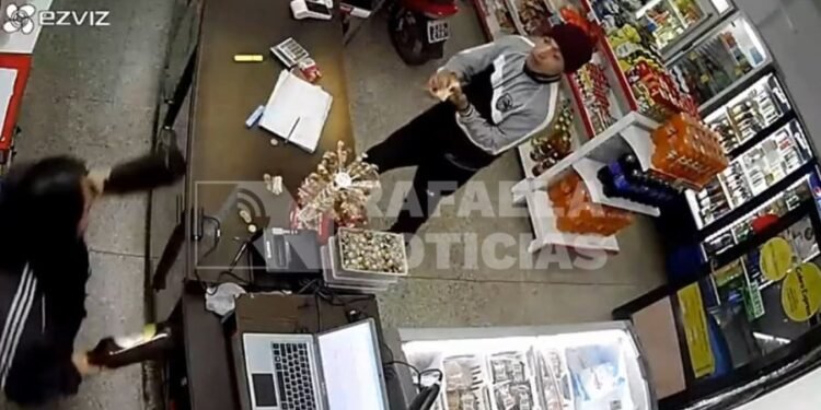 Video: dramáticos minutos de una empleada con un delincuente