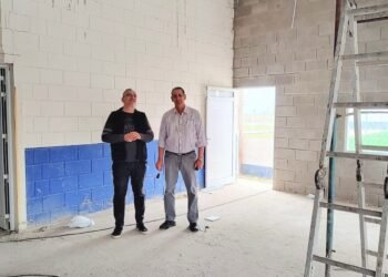 Calvo recorrió obras en un complejo de Bella Italia