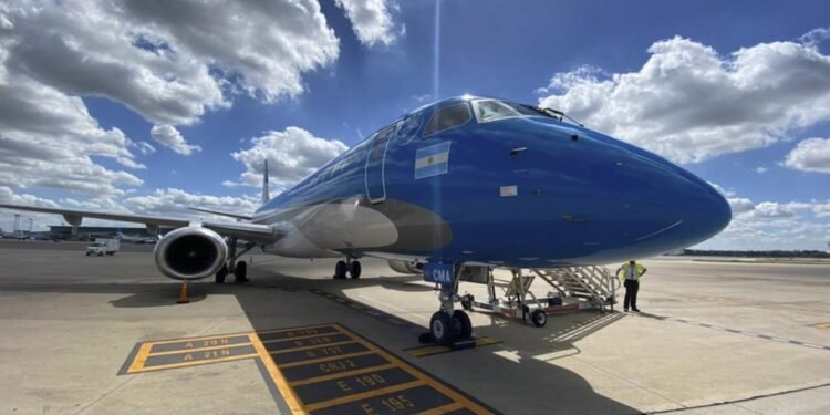 Aerolíneas Argentinas anunció la incorporación a su flota de 12 aviones Embraer 195