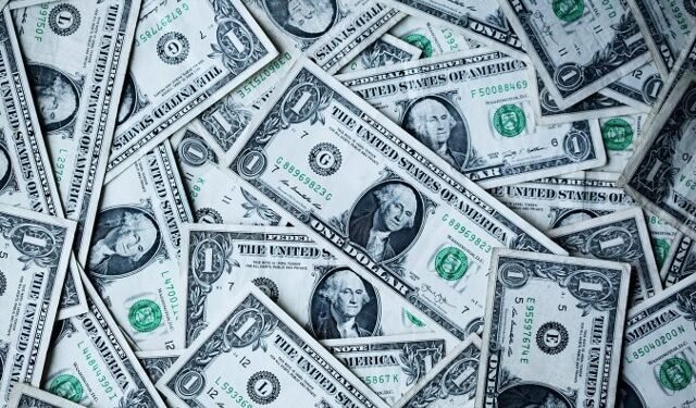 Se agudiza la crisis cambiaria y acusan a Milei de «timbear» el ahorro de los argentinos