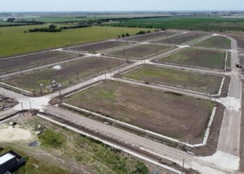 Castellano recorrió las obras del programa “Mi suelo, 315 lotes para vivienda”