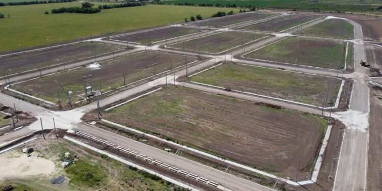 Castellano recorrió las obras del programa “Mi suelo, 315 lotes para vivienda”