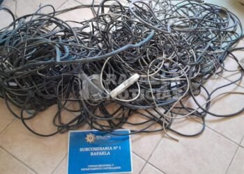 Dos porteños por las calles de Rafaela con cables de «dudosa procedencia»