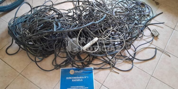 Dos porteños por las calles de Rafaela con cables de «dudosa procedencia»