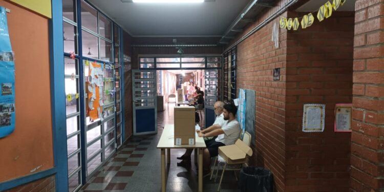Pese a un corte de energía en la zona Este, se vota normalmente en la ciudad
