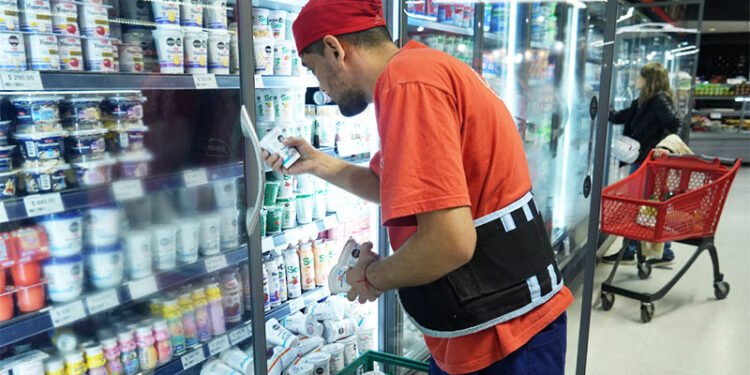 Mercantiles arreglaron un básico de casi 400 mil pesos